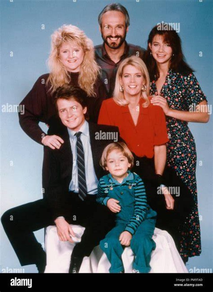 Tina Yothers, Brian Bonsall, Michael Gross, Meredith Baxter, Michael J. Fox, Justine Bateman on an episode of "Family Ties" Season 4. | Photo: Getty Images